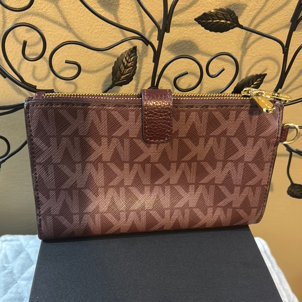 Michael Kors Burgundy Designer Women's Wallet/Wrislet In Great Condition - Picture 2 of 13
